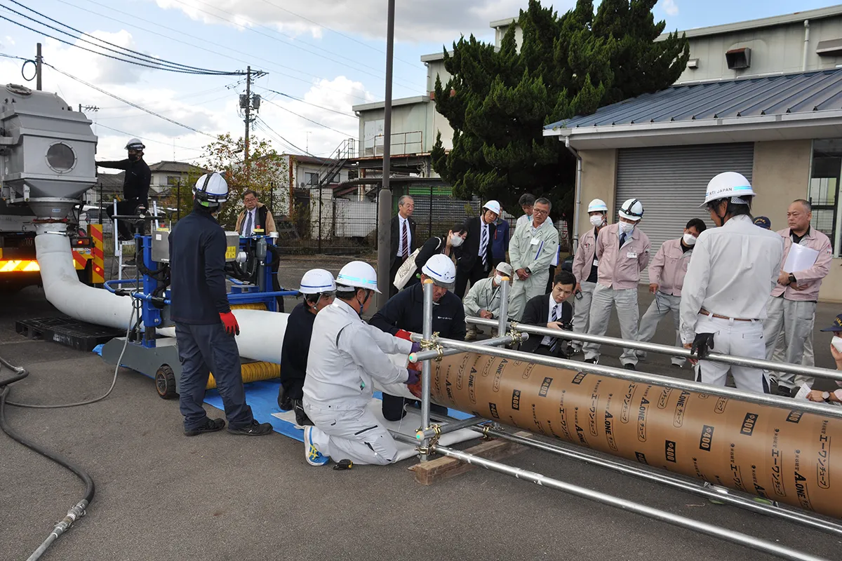 ライナー材を摸擬管路に挿入