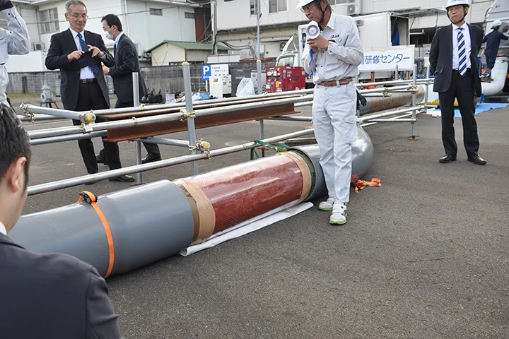 ライナー材が伏せ超しを通過